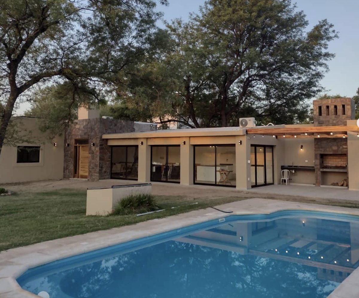 Vivienda terminada con galería, parrilla y pileta construida con el sistema Emmedue
