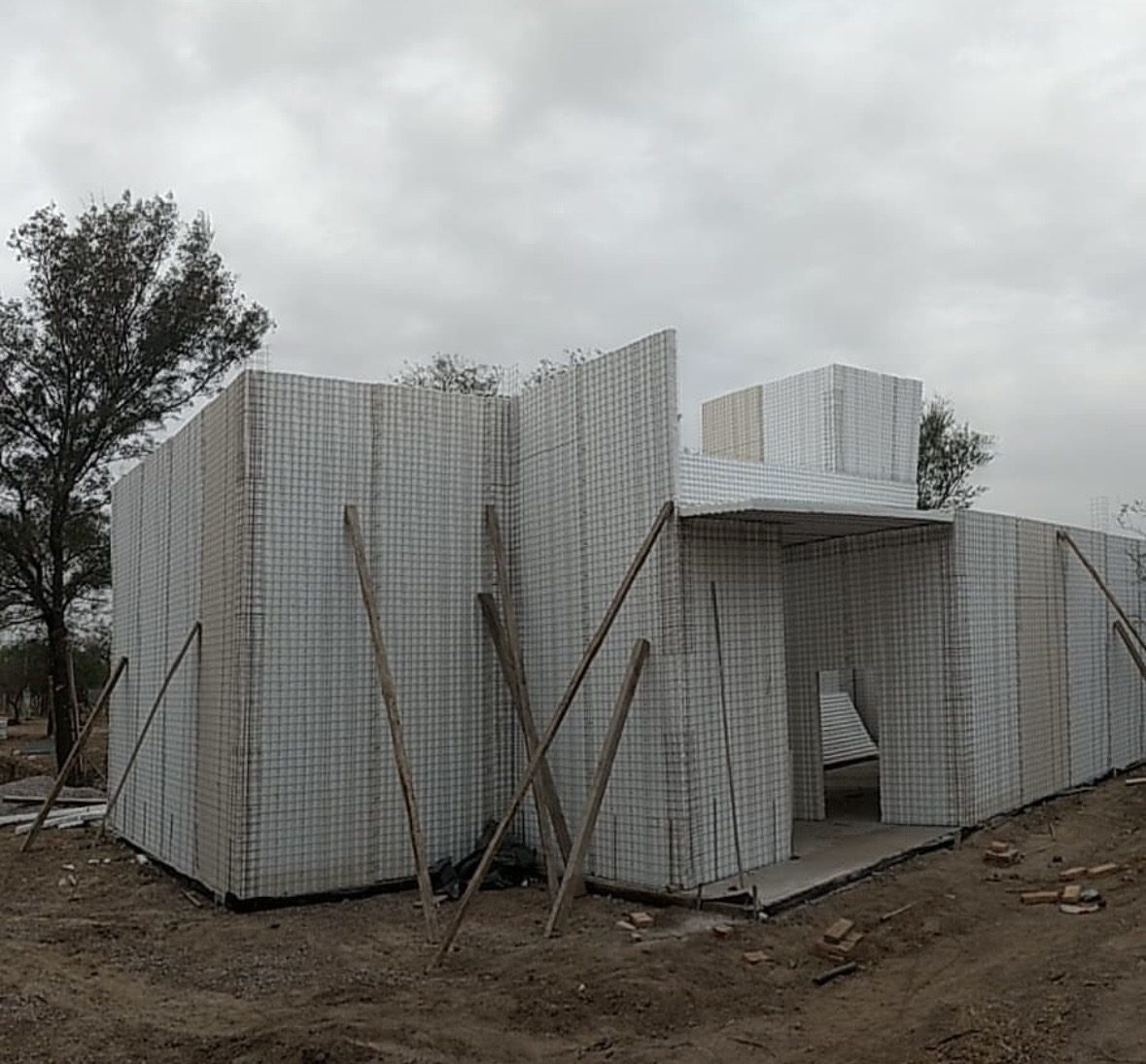 Estructura de vivienda con muros de paneles montados — sistema Emmedue