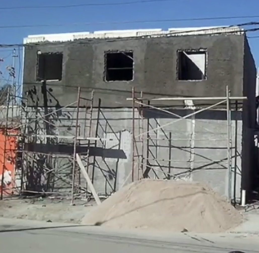 Vivienda de dos plantas con estructura de paneles y andamios — sistema Emmedue